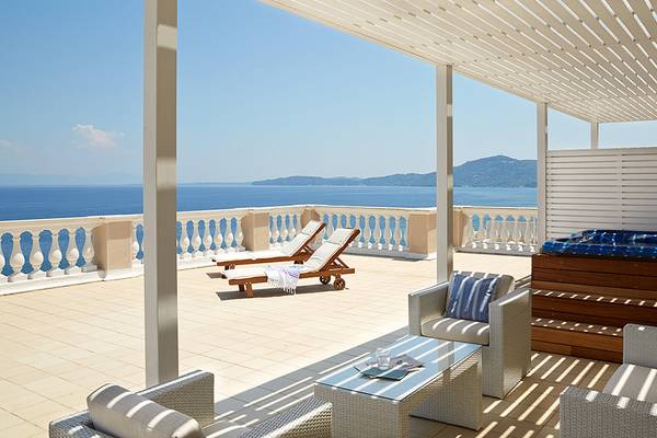 Ein Balkon des MarBella Corfu Hotels mit Whirlpool und Meerblick.