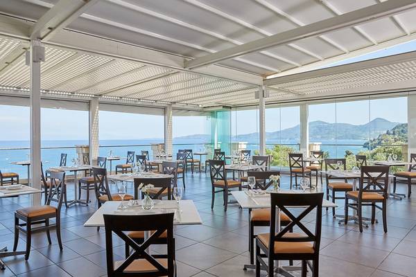 Innenansicht des Restaurants im MarBella Corfu Hotel mit Blick auf das Meer und die Berge