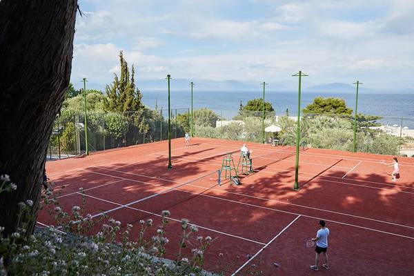 Tennisplatz im MarBella Corfu Hotel mit Blick auf das Meer.