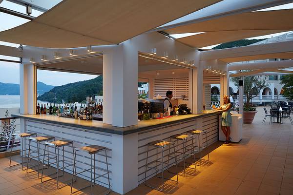 Bar auf der Terrasse des MarBella Corfu Hotels mit Blick auf das Meer