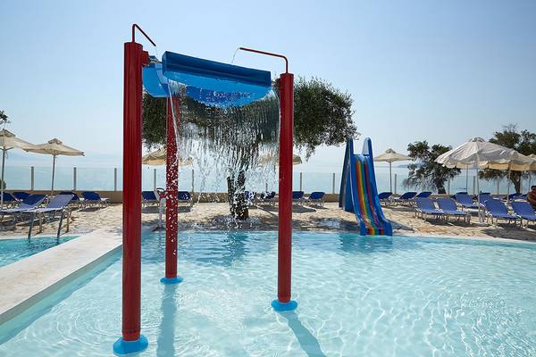 Pool mit Wasserspiel und Rutsche im MarBella Corfu