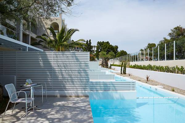 Außenpool und Terrasse im MarBella Corfu Hotel