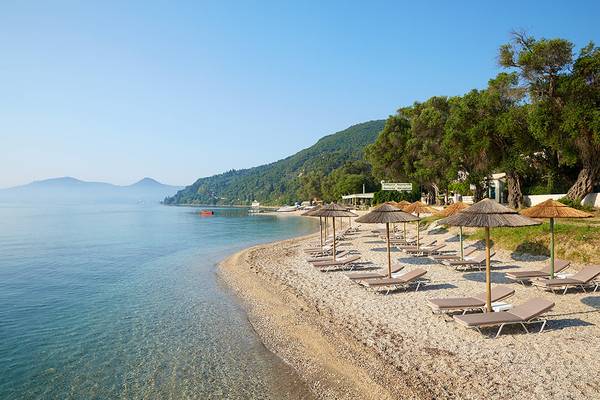 Strand am MarBella Corfu Hotel mit Liegestühlen und Sonnenschirmen