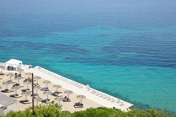 Luftaufnahme des MarBella Corfu Hotels mit Pool und Sonnenliegen am Strand