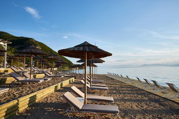 MarBella Corfu Hotel Strand mit Liegen und Sonnenschirmen