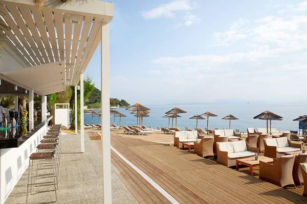 Terrasse des MarBella Corfu Hotels mit Blick auf das Meer und Sonnenschirme
