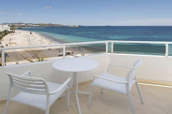 Blick vom Balkon des Vibra Algarb Hotels auf den Strand und das Meer.