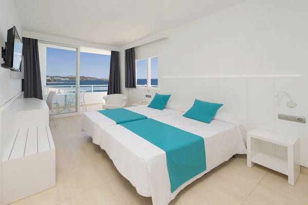 Innenansicht eines Hotelzimmers im Vibra Algarb Hotel mit Blick auf das Meer.