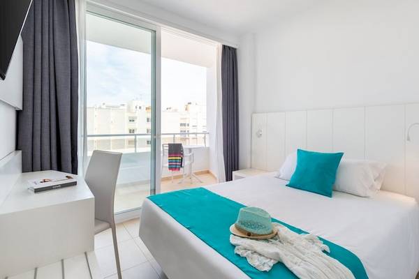 Innenansicht eines Zimmers im Vibra Algarb Hotel mit einem Bett, Schreibtisch, Stuhl und Balkon