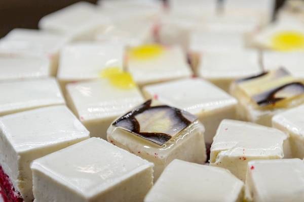 Nahezu quadratische Kuchenstücke mit Dekor, einige mit roter Glasur.
