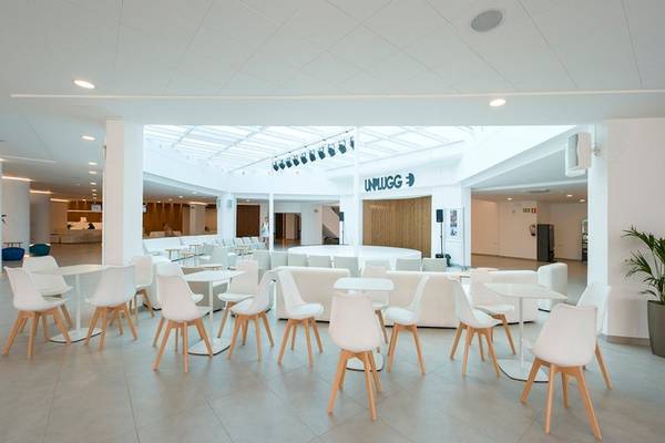 Innenbereich des Vibra Algarb Hotels mit weißen Möbeln und modernen Einrichtungen.