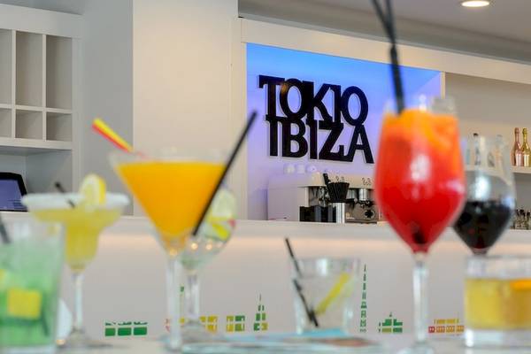 Cocktails an der Bar des Vibra Algarb Hotels in Ibiza