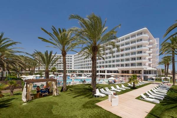 Außenbereich des Vibra Algarb Hotels mit Swimmingpool und Sonnenliegen