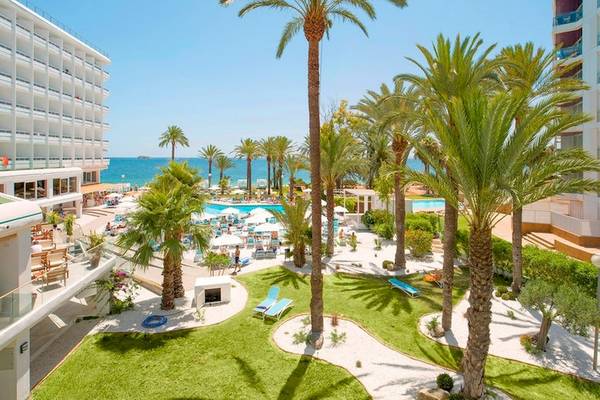 Luftaufnahme des Vibra Algarb Hotels mit Poolbereich und Palmen