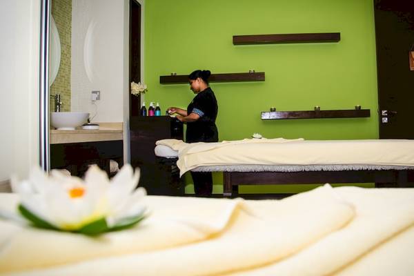 Eine Massage-Behandlung im Khalidiya Palace Rayhaan by Rotana Hotel.