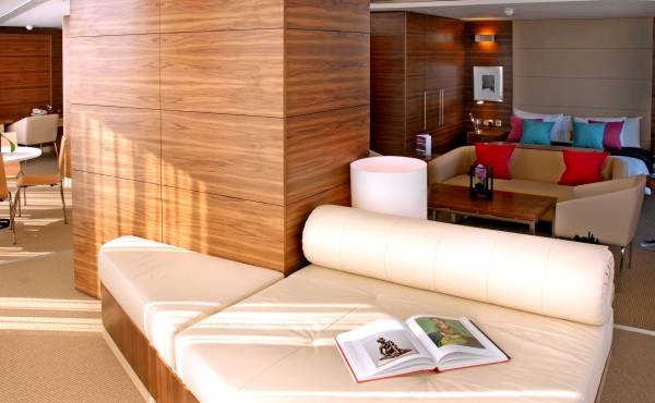 Innenansicht der Suite im Park Plaza County Hall London mit offenen Büchern auf einem weißen Sofa.