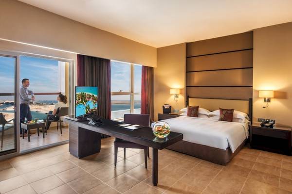 Hotelzimmer im Khalidiya Palace Rayhaan by Rotana mit Blick auf das Meer.