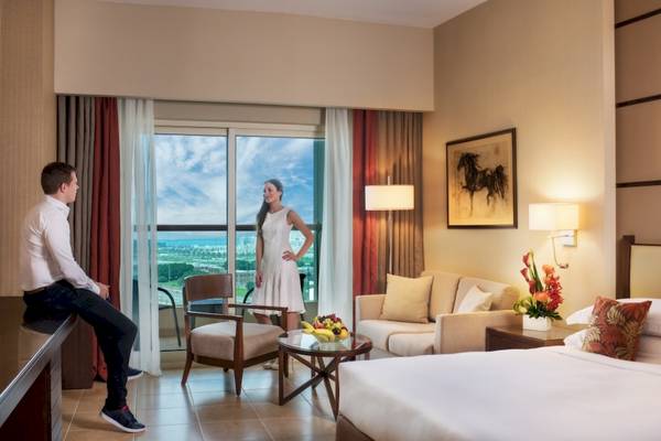 Paar in einem Hotelzimmer mit Blick auf die Stadt und Möbeln