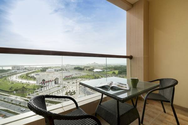 Blick aus dem Hotelbalkon des Khalidiya Palace Rayhaan by Rotana auf die Stadt