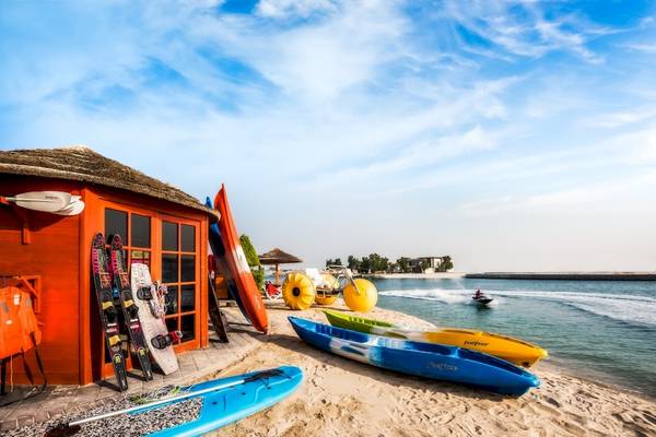 Wassersport-Ausrüstung am Strand vor dem Khalidiya Palace Rayhaan by Rotana Hotel