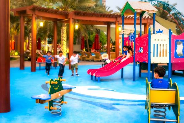Kinder spielen auf dem Spielplatz im Khalidiya Palace Rayhaan by Rotana