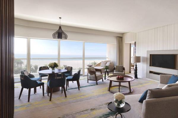 Innenbereich des InterContinental Ras Al Khaimah Mina Al Arab Resort & Spa mit großem Fenster und Meerblick.