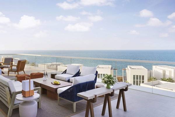 Hotelbalkon mit Meerblick und modernen Möbeln im InterContinental Ras Al Khaimah