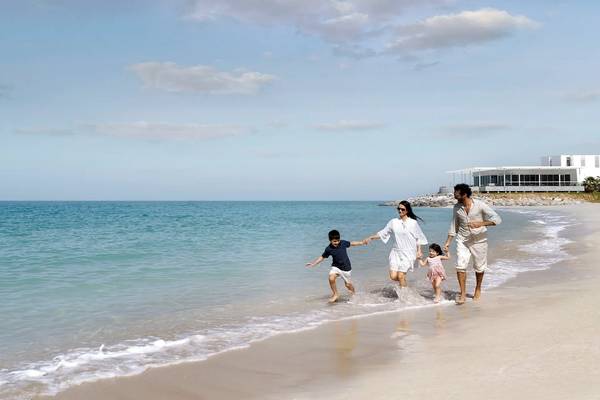 Familie am Strand vor dem InterContinental Ras Al Khaimah Mina Al Arab Resort & Spa