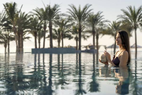 Frau im Pool des InterContinental Ras Al Khaimah Mina Al Arab Resort & Spa