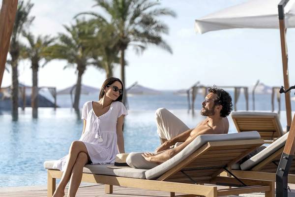 Paar am Pool im InterContinental Ras Al Khaimah Mina Al Arab Resort & Spa