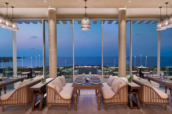 Innenansicht des Restaurants im InterContinental Ras Al Khaimah Mina Al Arab Resort & Spa mit Blick auf das Meer.