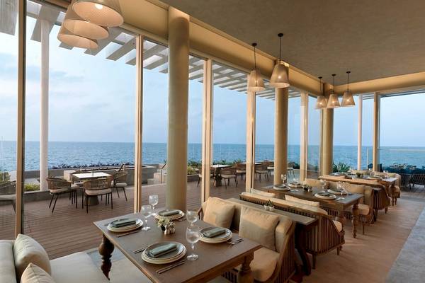 Innenansicht des Ocean Bistro im InterContinental Ras Al Khaimah mit Blick auf das Meer.