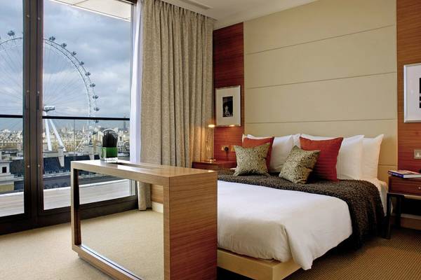 Schlafzimmer mit Aussicht auf das London Eye vom Park Plaza County Hall London