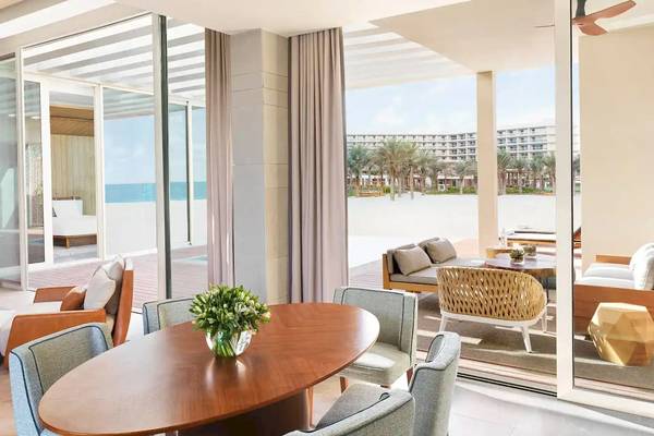 Innenbereich des InterContinental Ras Al Khaimah mit Blick auf den Strand und das Meer.