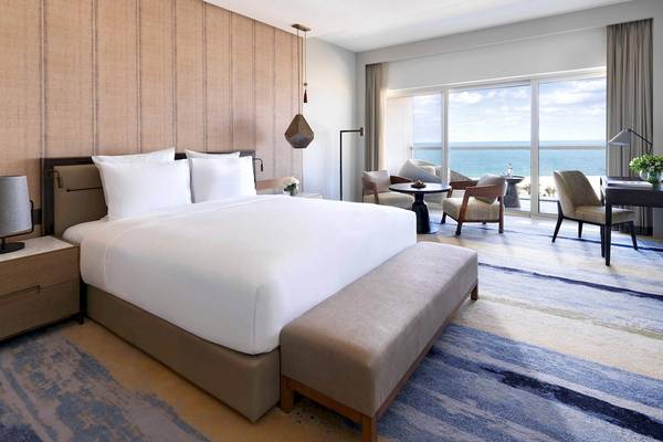 Hotelzimmer im InterContinental Ras Al Khaimah mit Blick auf das Meer.