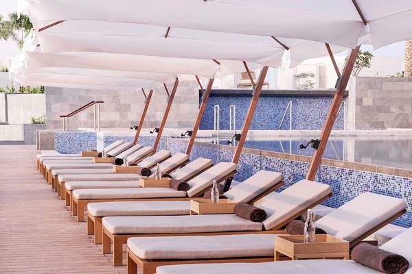 Reihe von Liegestühlen neben einem Pool im InterContinental Ras Al Khaimah