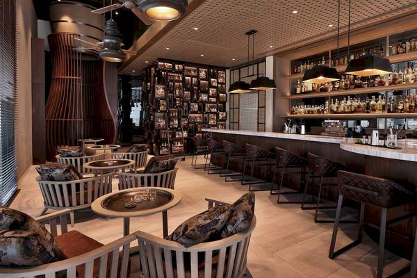 Innenansicht eines Hotel-Bars mit vielen Sitzgelegenheiten und einer Bartheken.