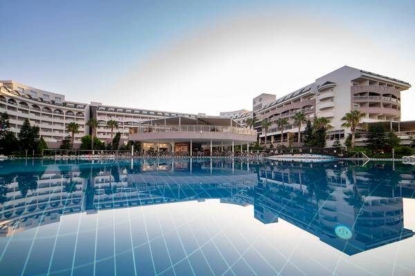 Außenbereich des Vita Silva Hotels mit großem Pool und Sonnenliegen