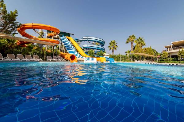 Vita Silva Hotel Außenpool mit Rutschen und Liegestühlen an einem sonnigen Tag