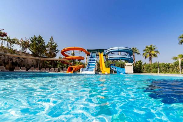 Außenpool des Vita Silva Hotels mit mehreren Wasserrutschen an einem sonnigen Tag.