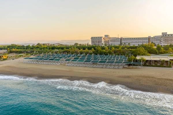 Luftaufnahme des Vita Silva Hotels mit Strand und vielen Sonnenliegen