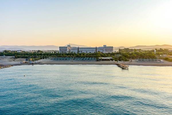 Vita Silva Hotel Strand mit Blick auf das Meer und das Hotelgebäude
