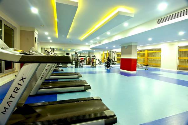 Fitness-Center im Vita Silva Hotel mit Laufbändern und Fitnessgeräten.