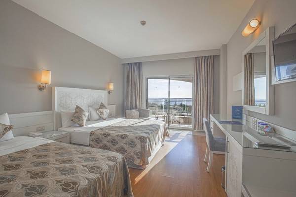 Doppelzimmer im Vita Silva Hotel mit Blick auf einen Balkon und eine Terrasse.