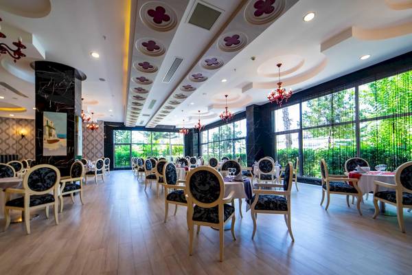 Innenbereich des Restaurants des Vita Silva Hotels mit eleganten Möbeln und großen Fenstern.