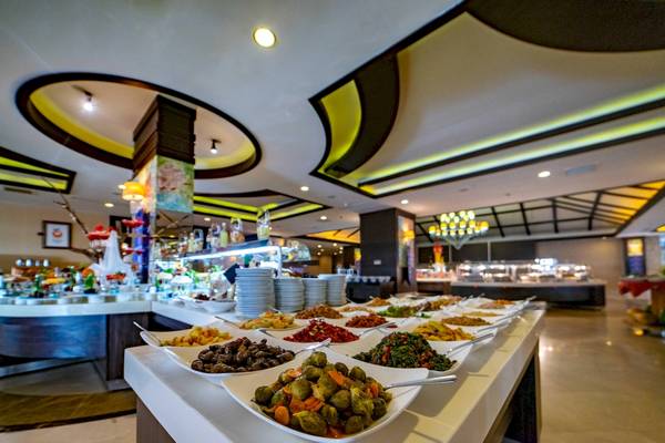 Buffetbereich im Vita Silva Hotel mit verschiedenen Gerichten und Salaten.