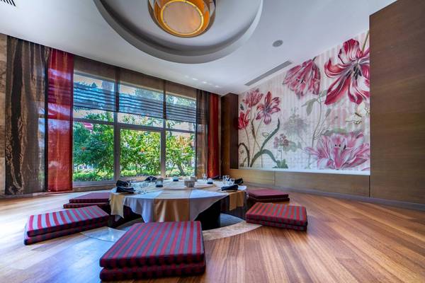 Innenbereich des Vita Silva Hotels mit Esstisch und Fenstern