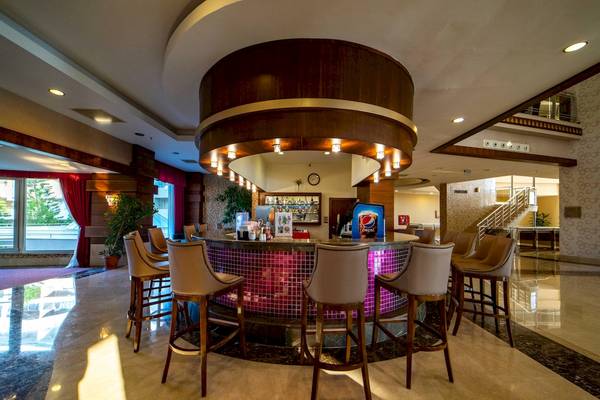 Barbereich im Vita Silva Hotel mit runden Hockern und zentraler Theke.