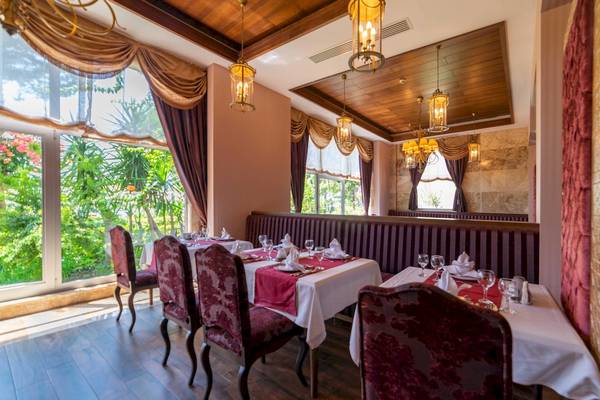 Innenansicht des Restaurants im Vita Silva Hotel mit gedeckten Tischen und Fenstern.