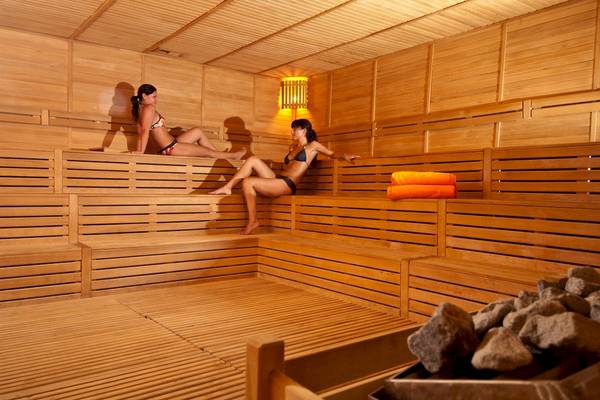Zwei Frauen in einem Holzsauna des Vita Silva Hotels